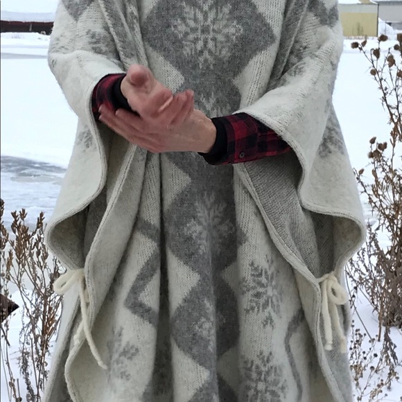 Hilda Ltd big wool Icelandic snowflake poncho - Picture 10 of 11